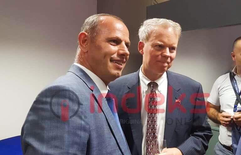 Image result for Lladrovci falÃ«nderon ambasadorin Delawie, pÃ«r kujtim bÃ«jnÃ« edhe njÃ« foto