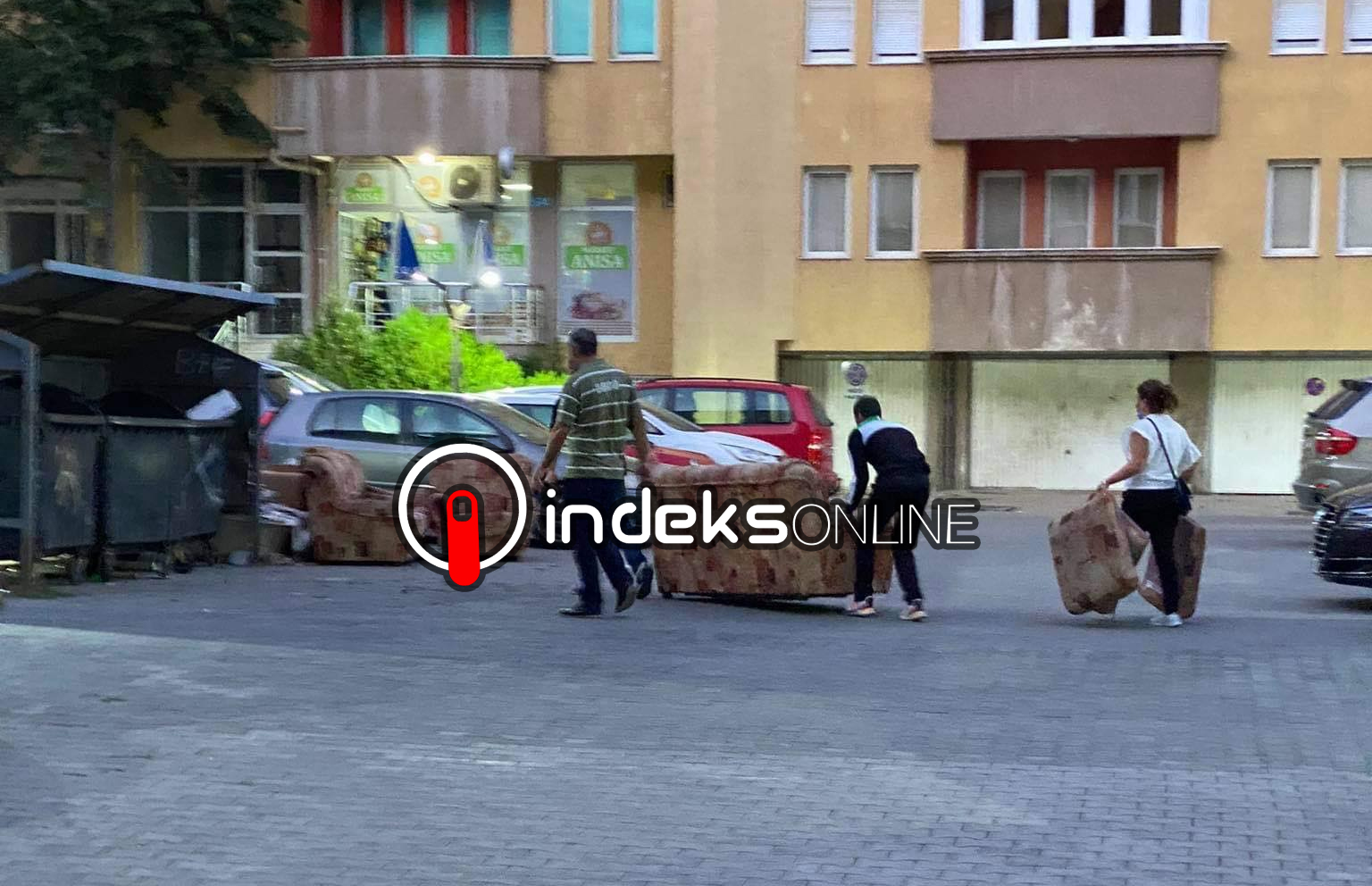 Veprim i turpshëm në Fushë Kosovë Banorët lënë afër kontejnerëve divanet e larguara nga banesa