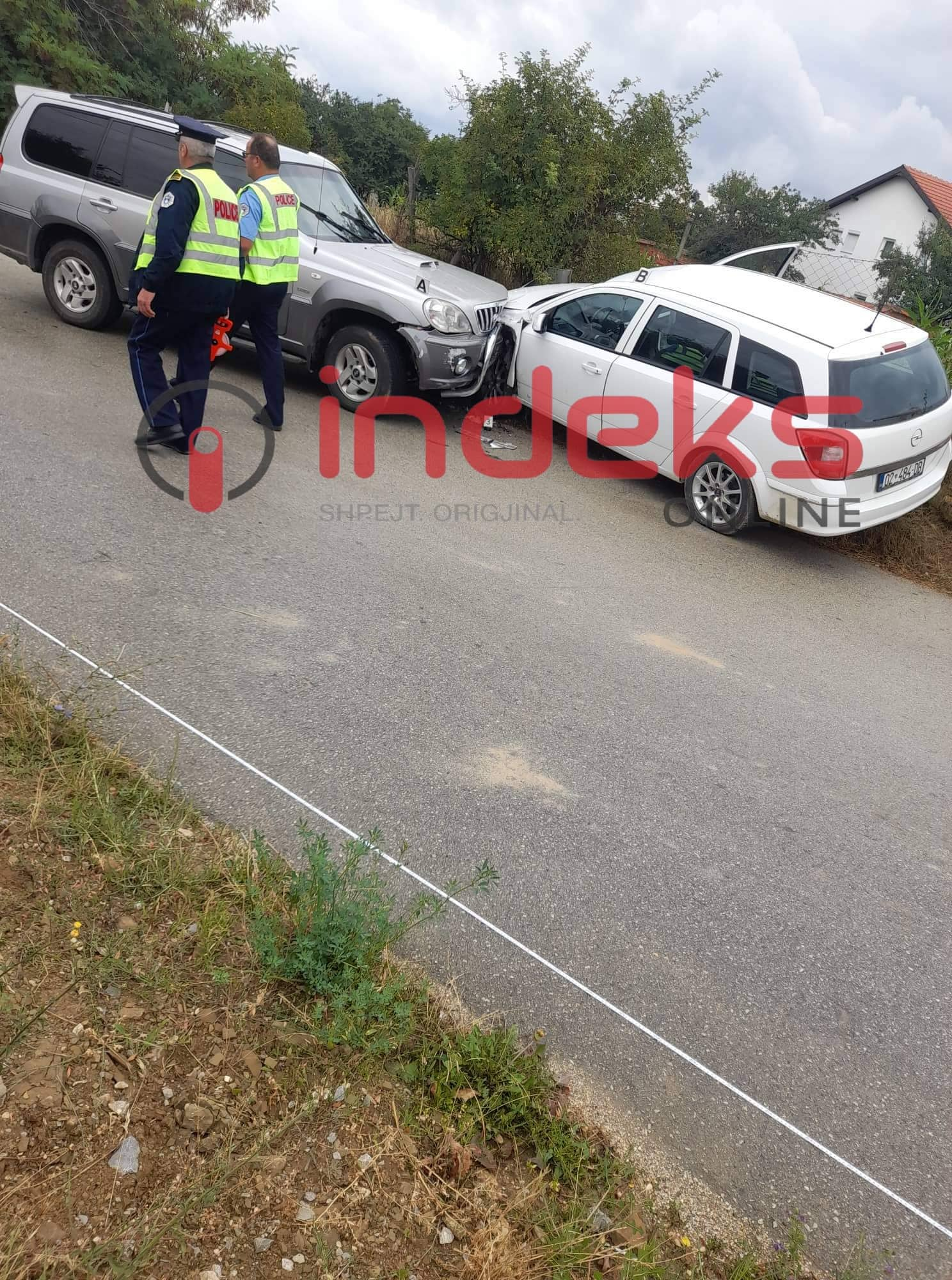 Aksidentohen dy vetura në Likofc policia dhe ambulanca në vendin e