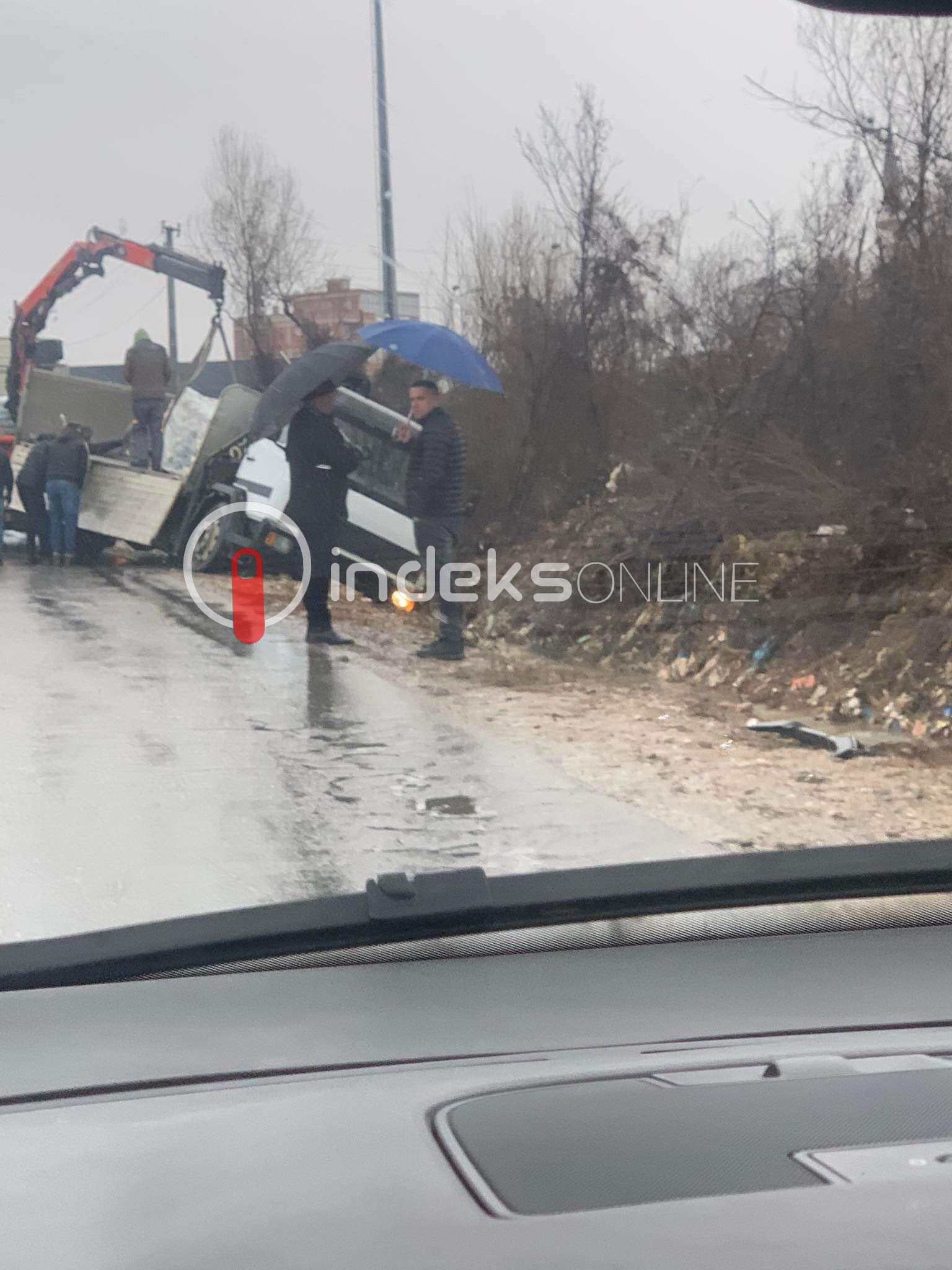 Pamje Aksident N Pej Kamioni Dhe Vetura Bien N Kanal