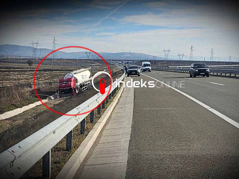 Cisterna përfundon jashtë rruge në autostradën Arbën Xhaferi