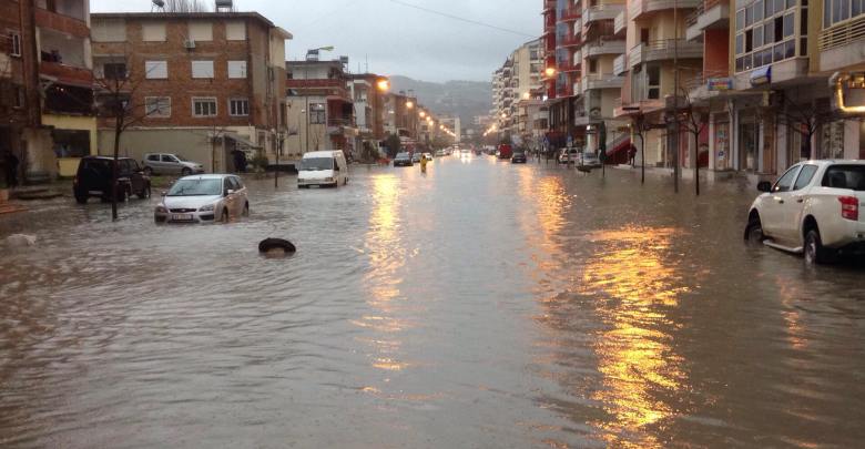 Përmbytet Vlora nga reshjet e dendura të shiut - Indeksonline.net