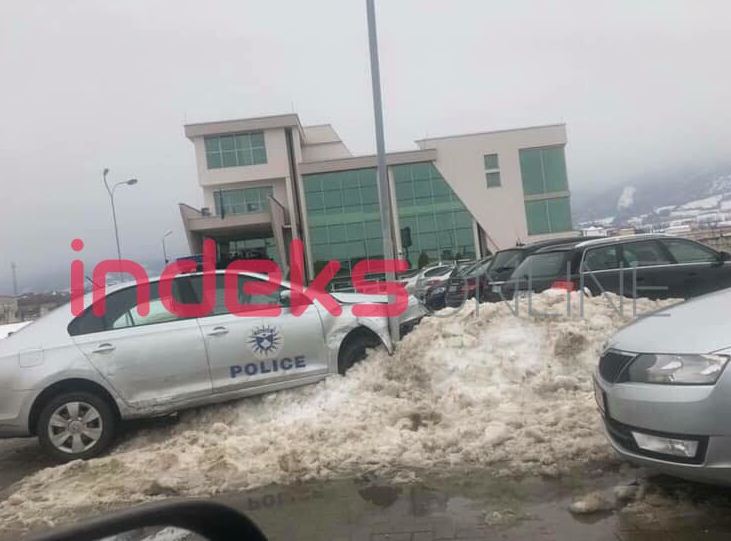 Policia në Prizren tejkalon dhe përfundon jashtë rrugës