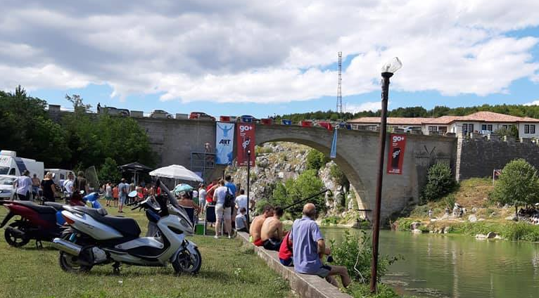 Gara tek “Ura e shenjtë” në Gjakovë, të rinjtë s'brengosen fare ...