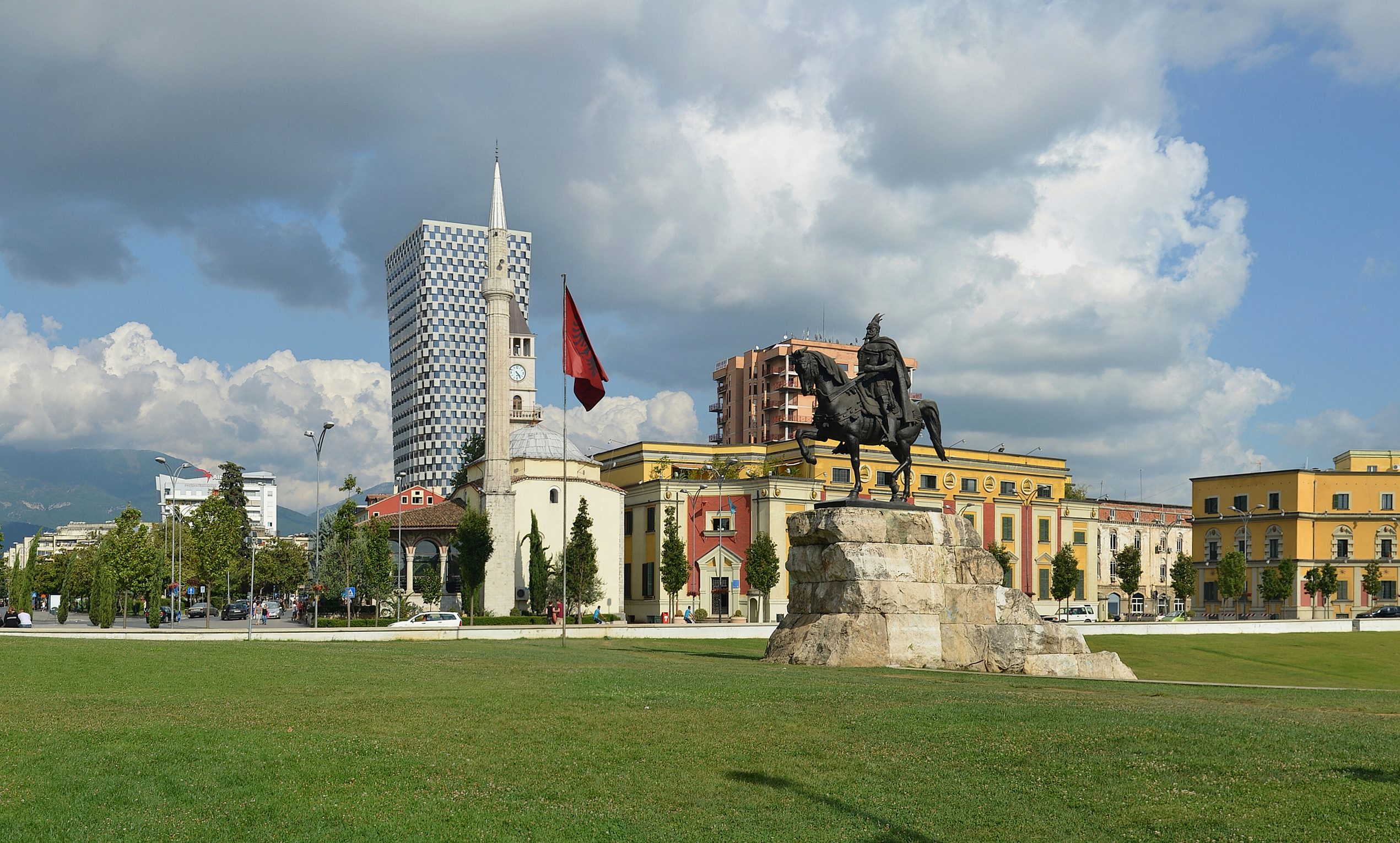 Страна столицы тирана. Площадь Скандербега Албания. Тирана площадь Скандербега. Тирана Албания площадь Скандербега. Центр города тирана Албания.