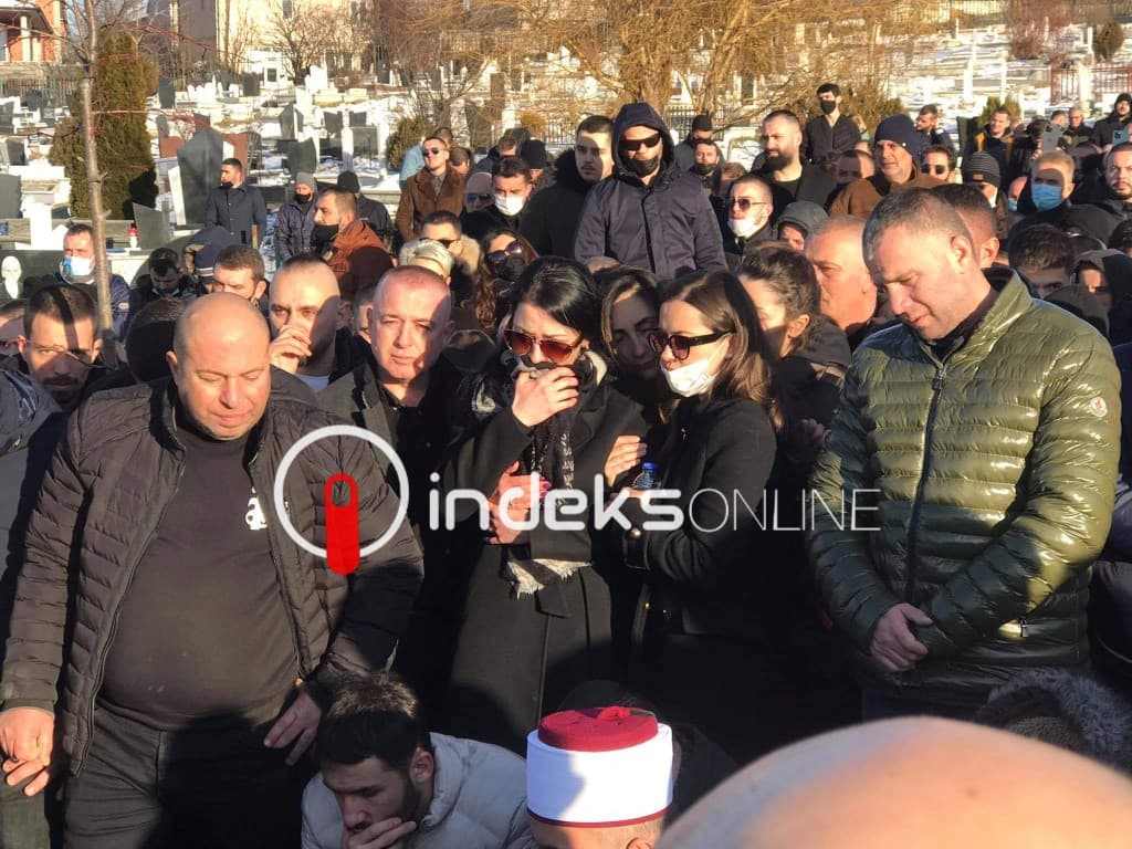 Besa Gashi me lot në sy merr pjesë në varrim e ish bashkëshortit të saj Albert Krasniqi - Lajme247