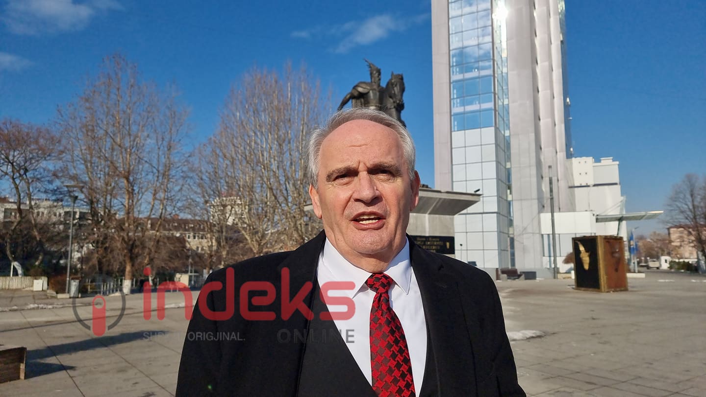 Lajmërohet Gjergj Dedaj nga sheshi i Prishtinës: S’po më kërkon Policia, Vjosa Osmani bëri krim ndaj meje!