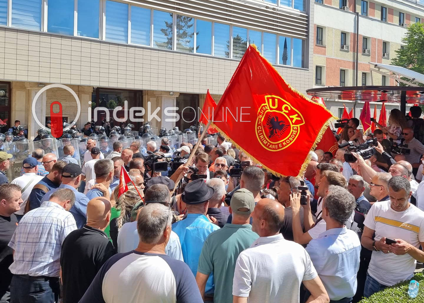 Nis Seanca E Kuvendit Jashtë Protestojnë Veteranët