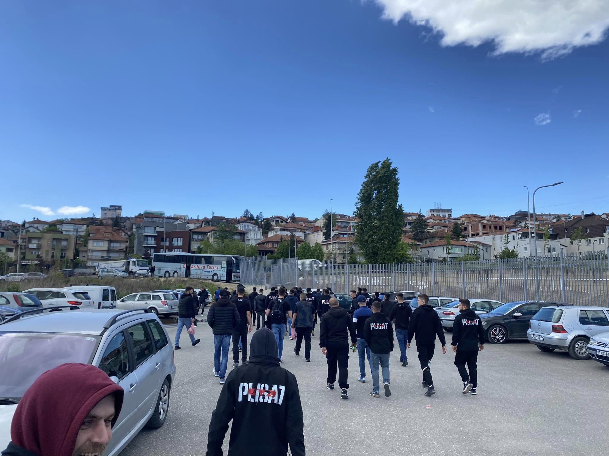  Plisat  marrin rrugë në Gjilan për ta përkrahur klubin e zemrës  por policia nuk lejoi hyrjen e tyre