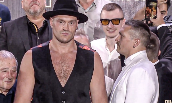 Fury e ironizon Usyk gjatë konferenceës për media