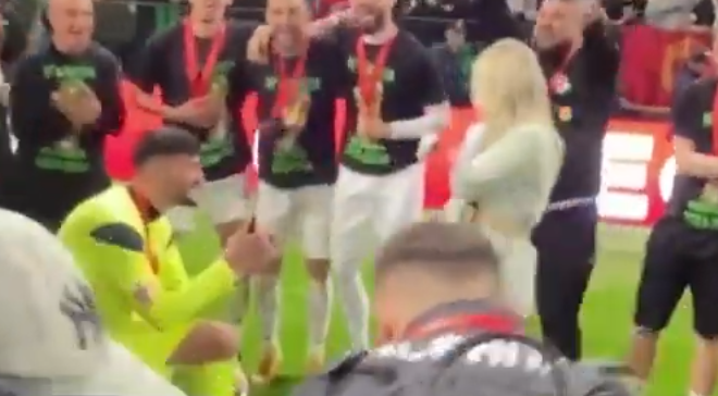 Pasi fitoi Kupën e Shqipërisë  portieri i Egnatias i propozon për martesë partneres së tij  VIDEO 