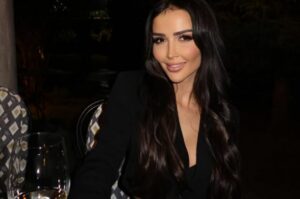 Xheneta në Dubai, duket tërheqëse në bikini (Foto) – Indeksonline.net