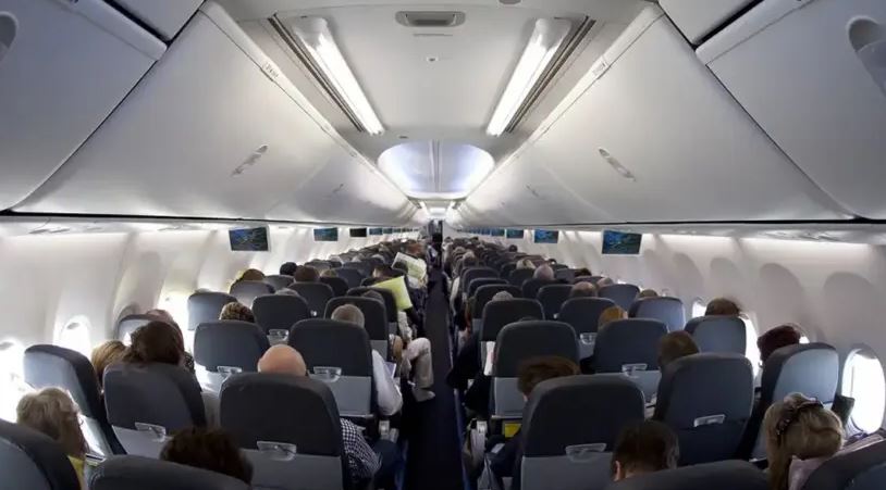 Cilat janë vendet më të sigurta në një avion në rast të një aksidenti ajror