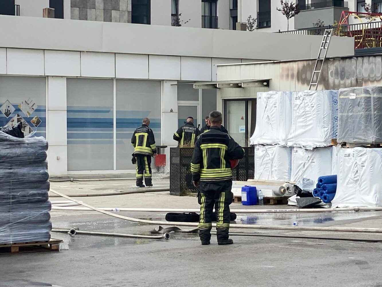 Rrustemi  Nuk ka të lënduar nga zjarri  disa zjarrfikësve u është dhënë oksigjen për shkak të tymit