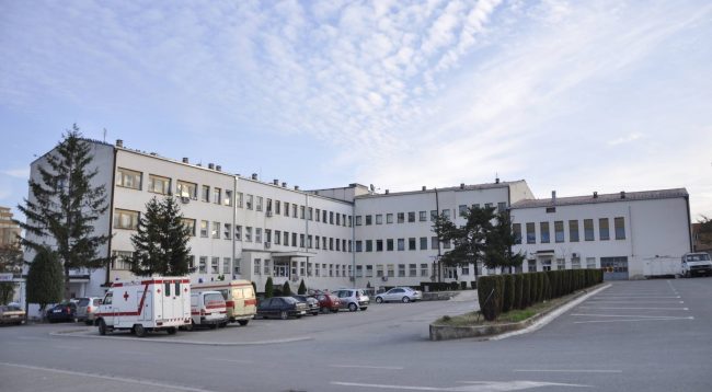 Skandali i kontratës së dyfishtë në Spitalin e Gjilanit  Ligji i shkelur dhe institucionet që heshtin