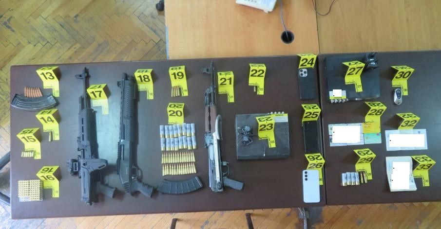 Sekuestrohen armë zjarri dhe një veturë në Prizren  dy persona në kërkim