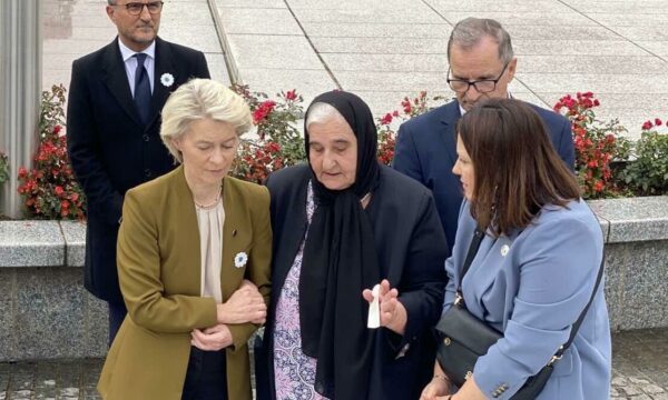 ursula-von-der-leyen-vizitoi-varrezat-ne-potocari-beri-homazhe-per-viktimat-e-gjenocidit