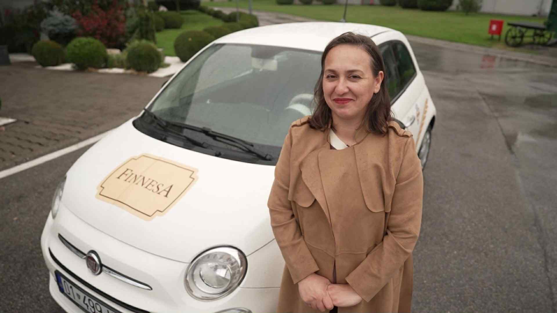 Kur fati  gatuhet  me miellin Finnesa  Lavdije Jakaj  fituese e veturës FIAT 500