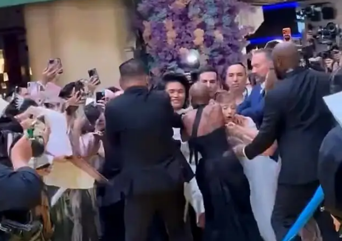 Aktorja e  Wicked  flet pas sulmit ndaj Ariana Grandes  Jeni fansa dhe humbës 