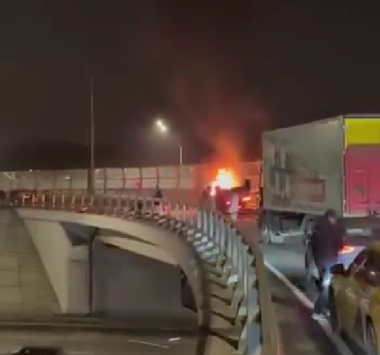 Vdes tragjikisht milioneri rus i kriptovalutave  paratë fluturojnë në rrugë  VIDEO 