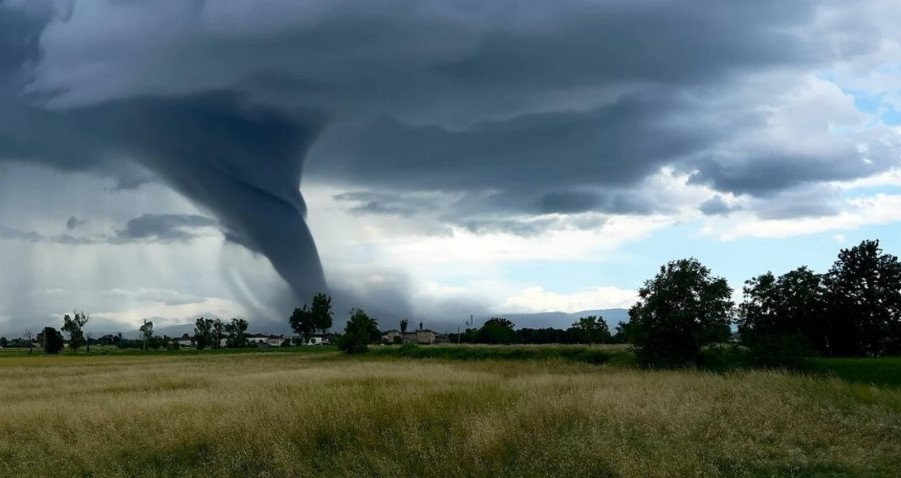Tornado godet Brazilin jugor  raportohet për të vdekur dhe qindra të lënduar