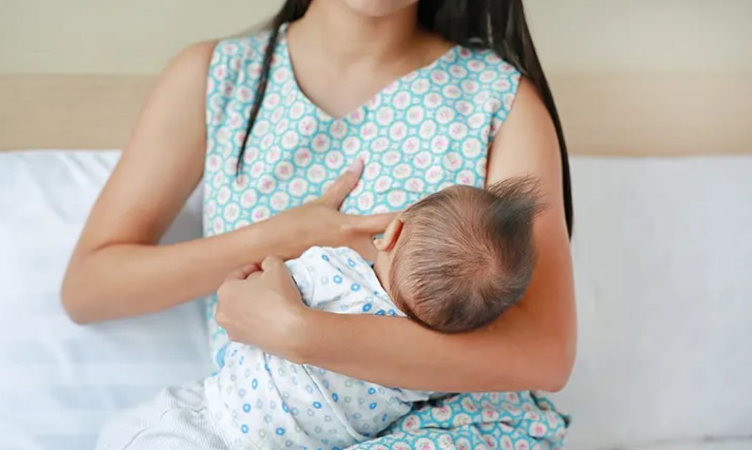 rendesia-e-ushqyerjes-se-foshnjes-me-qumeshtin-e-nenes