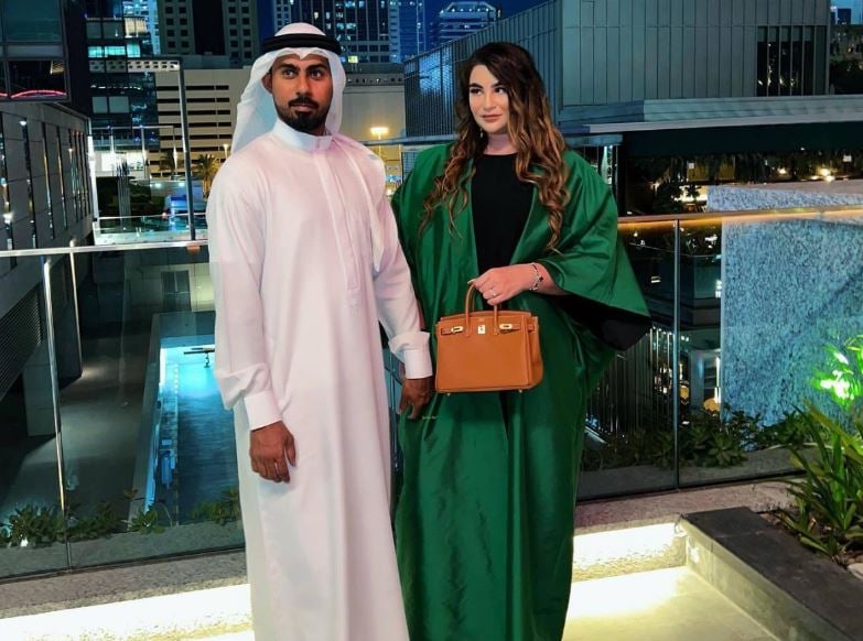 gruaja-donte-te-notonte-ne-bikine-sheiku-i-blen-asaj-nje-ishull-privat-per-50-milione-dollare