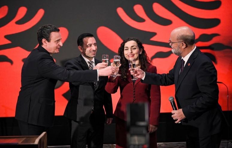 Basha  28 Nëntori na mban bashkë dhe kujton sakrificat shekullore