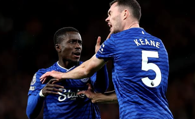 Gueye i kërkon falje bashkëlojtarit të tij pas përleshjes mes tyre në ndeshjen ndaj Unitedit