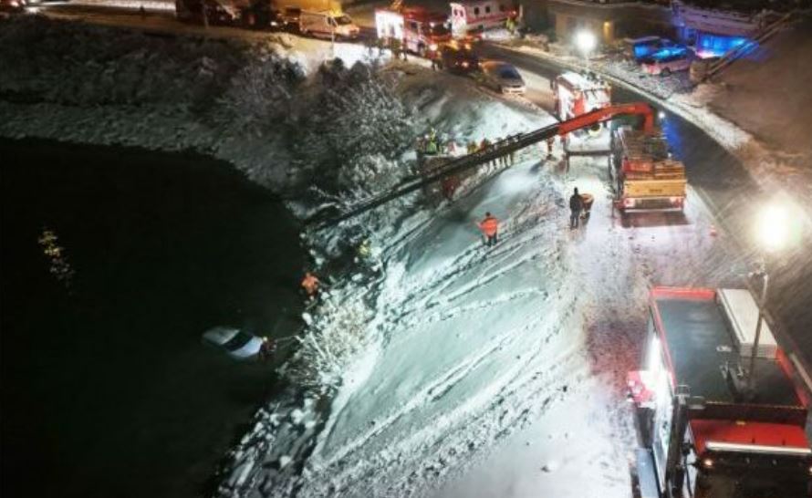 Shpëtohet babai me fëmijën  të zhytur në liqen  me makinë