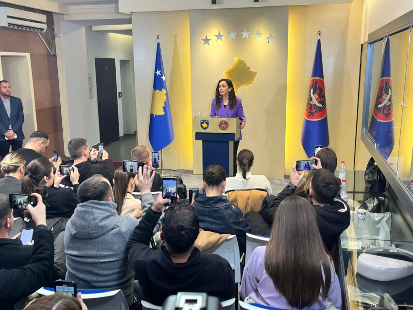  Askujt tamam nuk i bie   Osmani u përgjigjet zërave se mban anën e Albin Kurtit