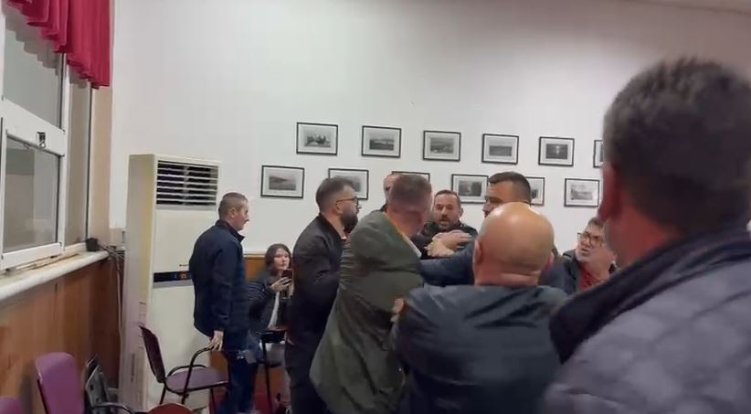 Goditi me grushte anëtarin e këshillit bashkiak  arrestohet 27 vjeçari në Pogradec