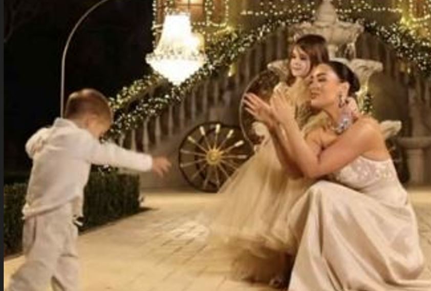 Xhensila sjell magjinë e fundvitit me fëmijët