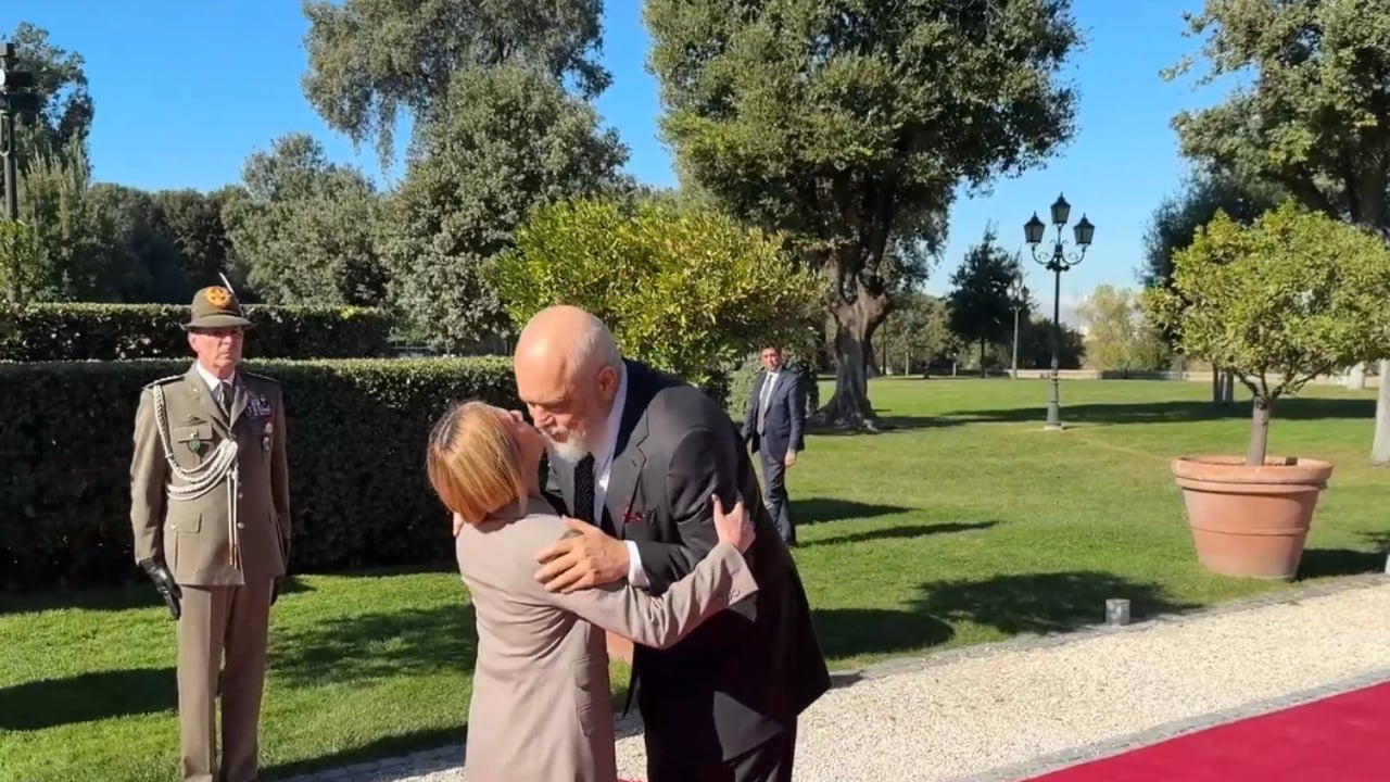 Krah për krah Melonit  Rama pritet me ceremoni në Romë  nis takimi mes tyre