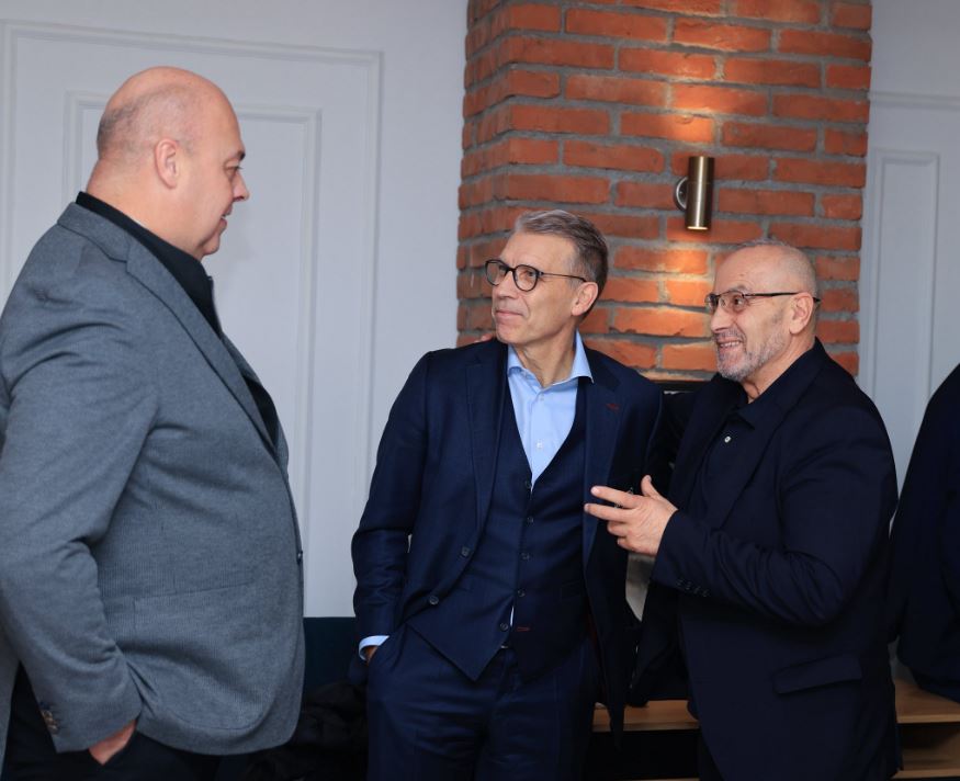 Darkë dhe dhurata  atmosferë miqësore para ndeshjes Kosovë Zvicër