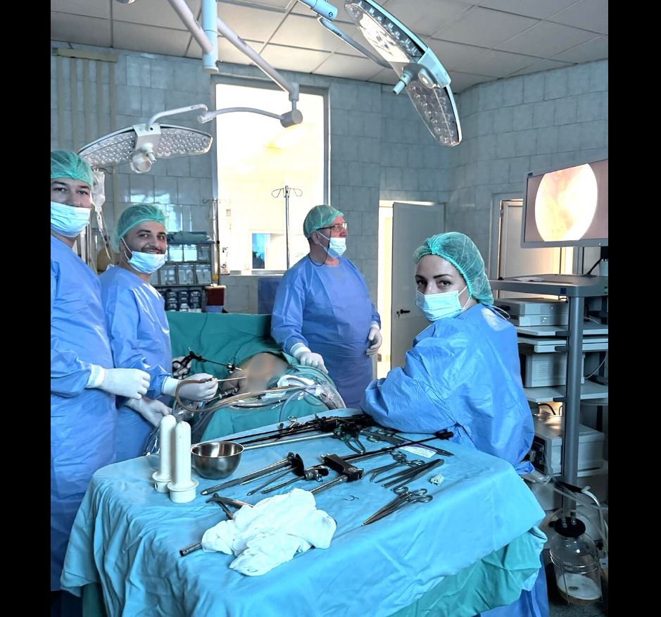 ne-spitalin-e-pejes-kryhet-me-sukses-intervenimi-i-pare-laparoskopik-urologjik-ne-veshke