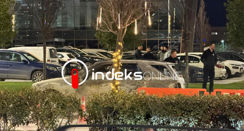 Digjet një veturë në rrugën Prishtinë Lipjan  policia në vendin e ngjarjes