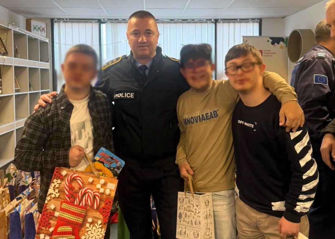 Policia shpërndan dhurata për fëmijët me sindromin Down
