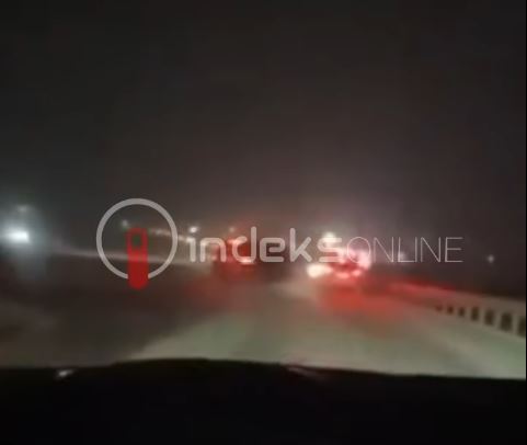 Aksident në autostradën  Ibrahim Rugova   veturat përplasen me njëra tjetrën