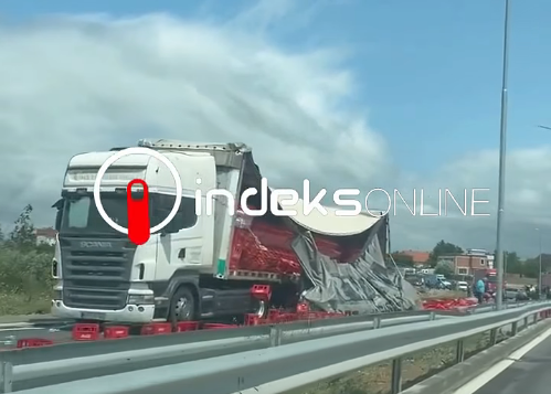 Aksidentohet kamioni në Penuhë të Podujevës  ngarkesa përfundon në rrugë   bllokohet komunikacioni