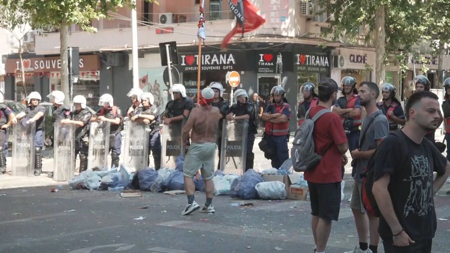 protesta-para-kuvendit-11-protestues-dhe-6-police-te-lenduar-mbi-20-persona-te-shoqeruar