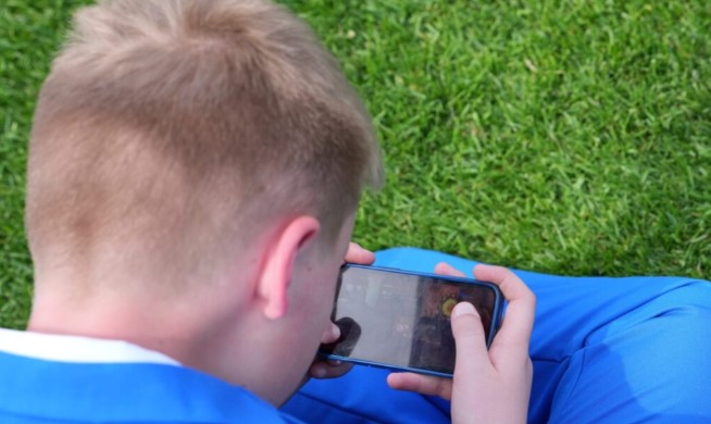 Franca synon të ndalojë rrjetet sociale për fëmijët nën 15 vjeç  ligjvënësit kërkojnë kompromis