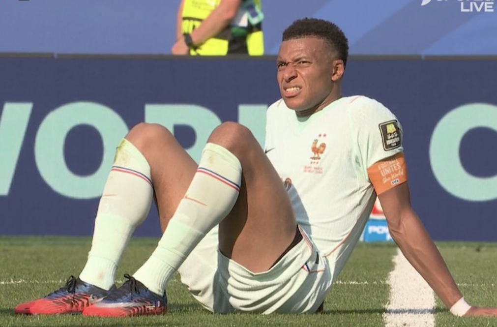 Lëndohet Kylian Mbappe, largohet nga fusha!