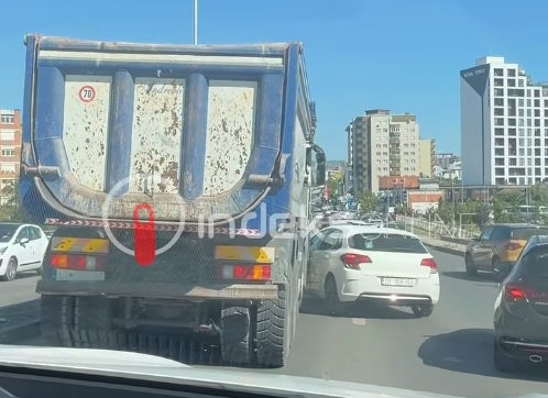 Një kamion dhe një veturë aksidentohen pranë stacionit të autobusëve në Prishtinë