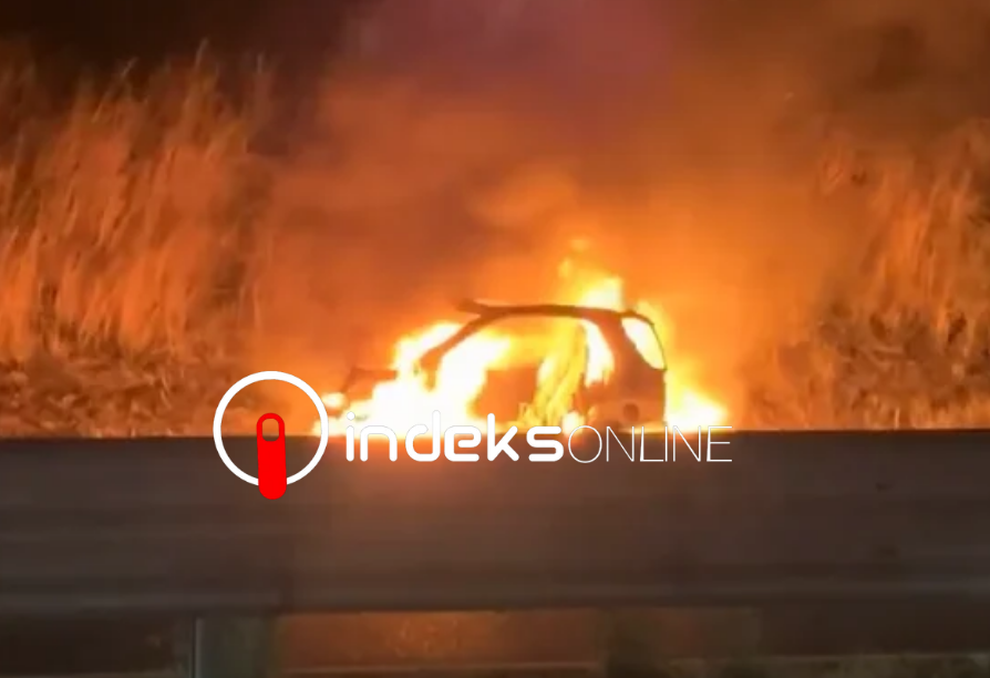 Digjet një veturë në autostradën  Ibrahim Rugova 