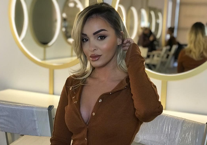 adelina-ndez-rrjetin-shfaqet-provokuese-ne-bikini