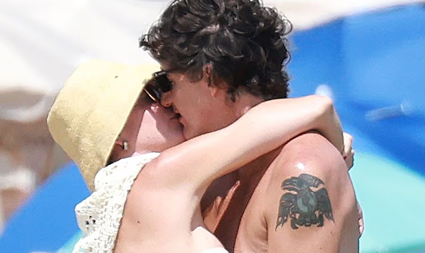 katy-perry-s-permbahet-i-dhuron-nje-puthje-pasionante-te-dashurit